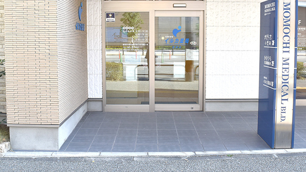 イルカ薬局百道店の入口
