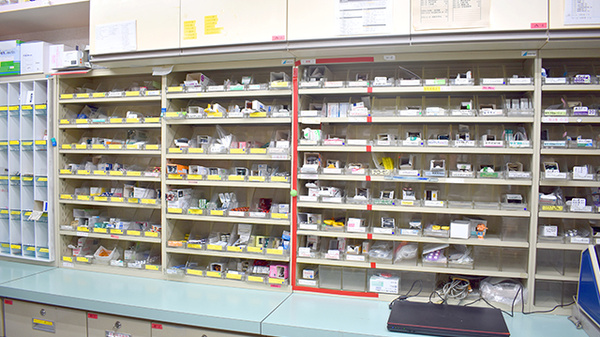 太陽薬局渡辺通店の薬棚