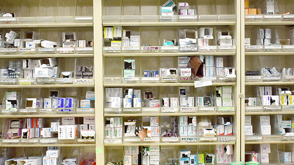 大賀薬局　笹丘店の薬棚