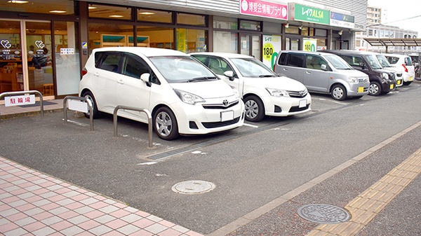 大賀薬局　笹丘店の駐車場