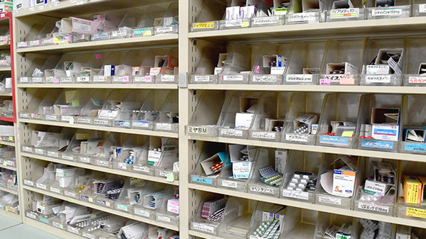 梅光園調剤薬局の薬棚