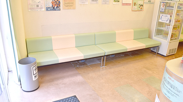 イルカ薬局有田店の待合スペース