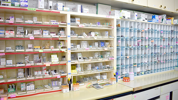 太陽薬局屋形原店の薬棚
