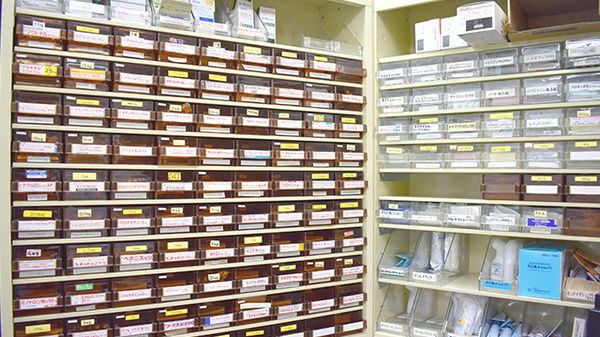 野間薬局　若久店の薬棚