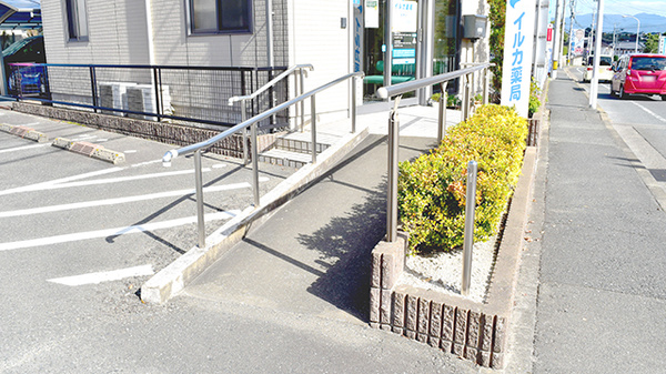 イルカ薬局柏原店のバリアフリー設備