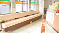 おひさま薬局桧原店の待合スペース