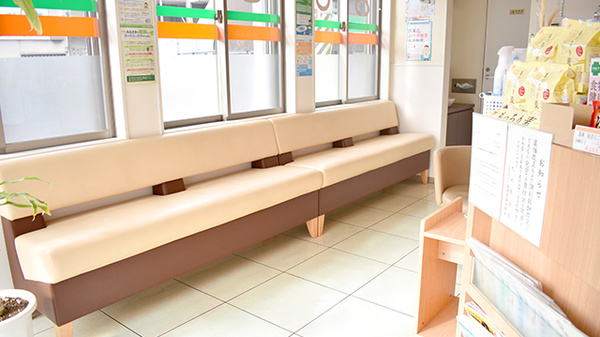 おひさま薬局桧原店の待合スペース
