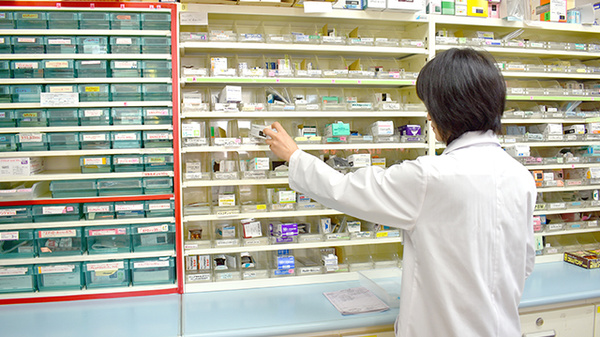 おひさま薬局桧原店の作業風景