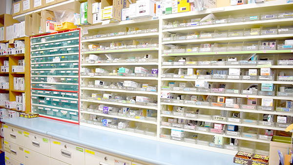 おひさま薬局桧原店の薬棚