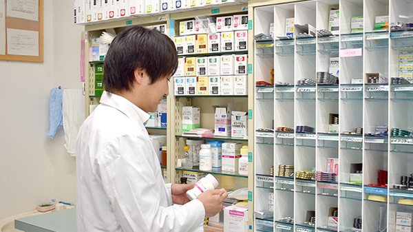 井上調剤薬局の作業風景