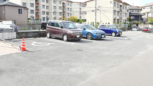 イルカ薬局若久店の駐車場