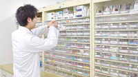 野間薬局　下大利店の作業風景