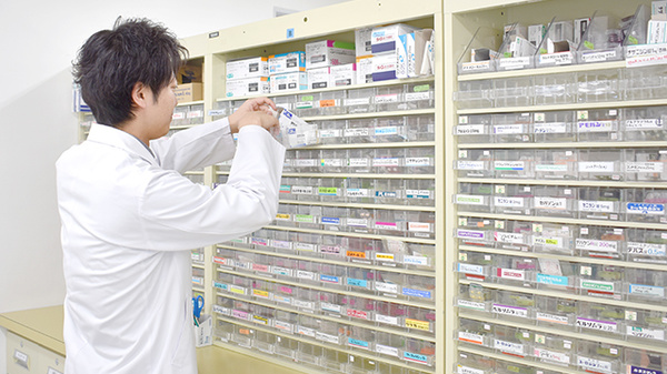野間薬局　下大利店の作業風景