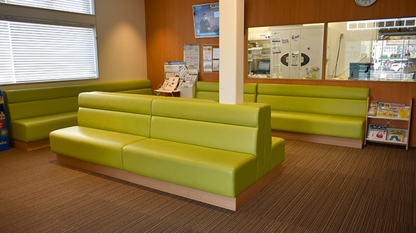 大信薬局　徳洲会病院前店の待合スペース