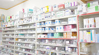 ビタミン薬局の薬棚