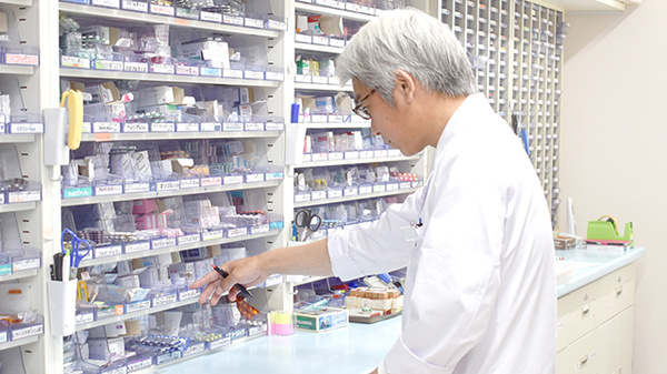 ひまわり調剤薬局の作業風景