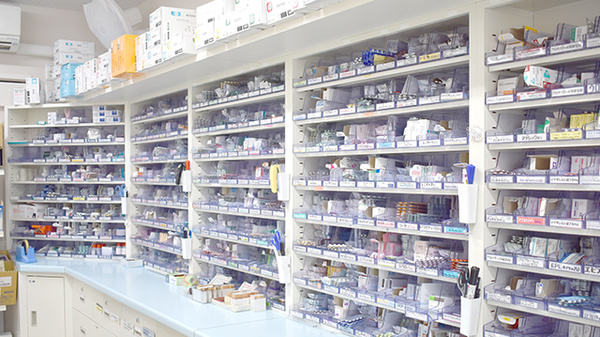 ひまわり調剤薬局の薬棚