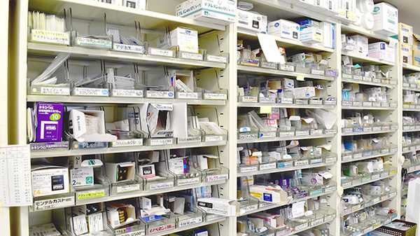 彩ゆう堂調剤薬局の薬棚