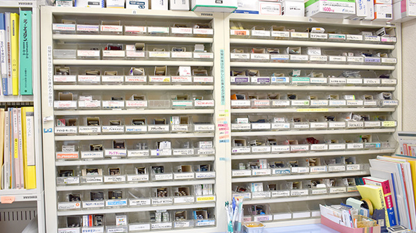 すわの町薬局の薬棚