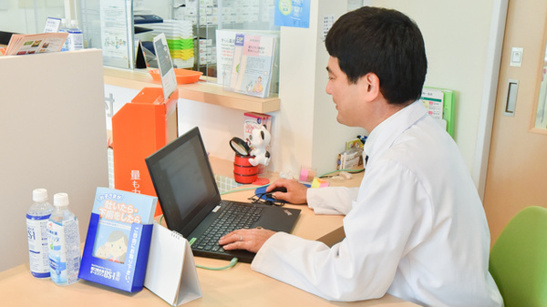 きらら薬局の作業風景