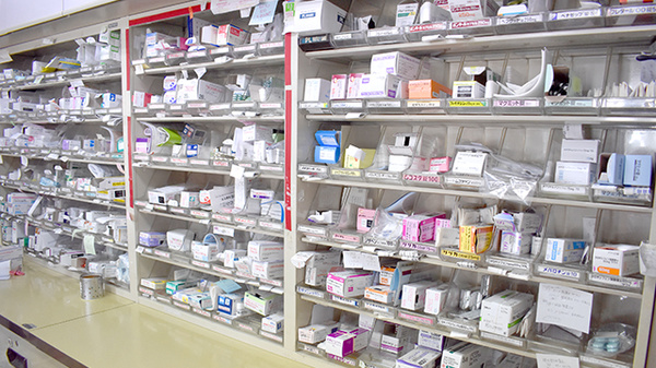 オハナ調剤薬局の薬棚
