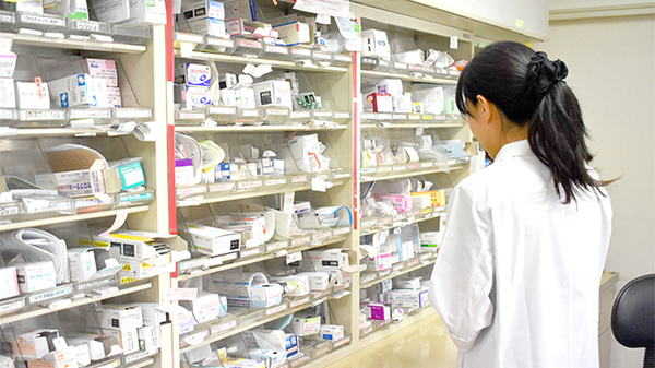 オハナ調剤薬局の作業風景
