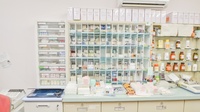 こみね調剤薬局の薬棚