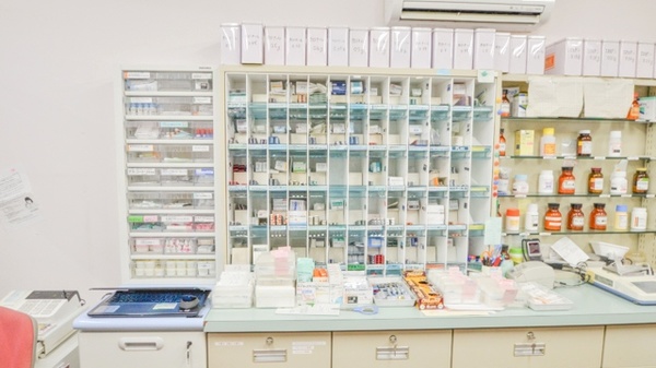 こみね調剤薬局の薬棚