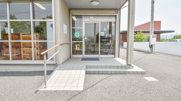 犀川薬局の入口