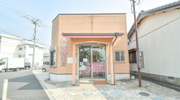 西泉薬局の入口
