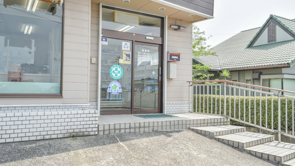 時川薬局の入口