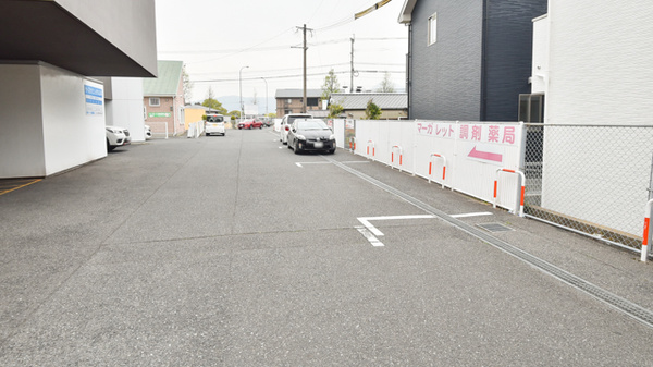 マーガレット調剤薬局の駐車場