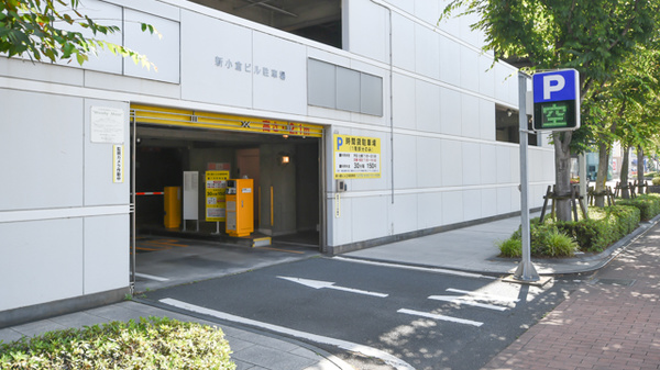 新小倉ビル調剤薬局の駐車場