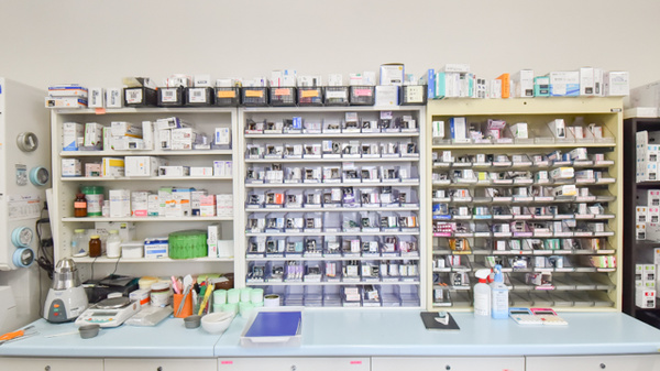 アルファ薬局小倉店の薬棚