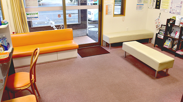 やまぐち薬局大和川上店の待合スペース