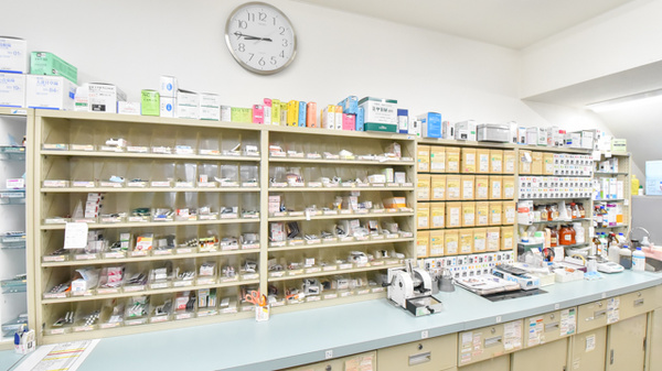 ひまわり薬局の薬棚