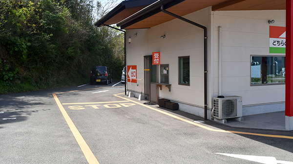 おもてなし薬局南波多店のドライブスルー