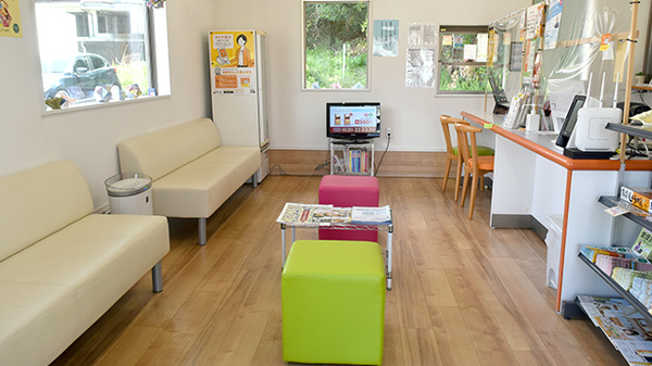 おもてなし薬局南波多店の待合スペース
