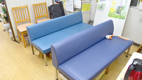 茂里町薬局の待合スペース