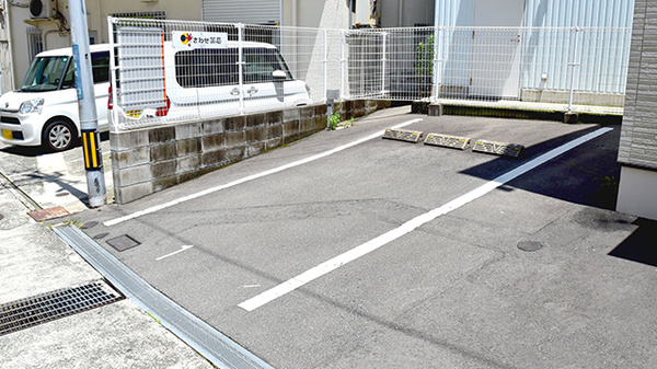 さわせ薬局の駐車場