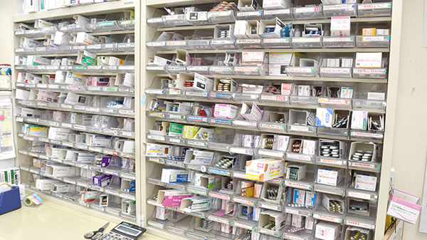 もろおか薬局幸町店の薬棚