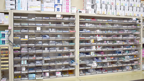 石橋調剤薬局の薬棚
