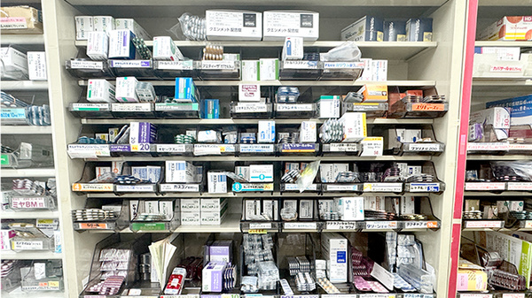 有限会社松林堂薬局龍田店の薬棚