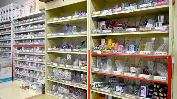有限会社旭薬局の薬棚