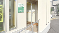 グリーン薬局小峯店の入口