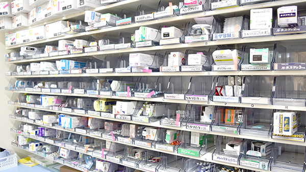 グリーン薬局小峯店の薬棚
