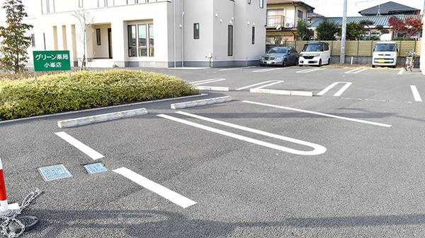 グリーン薬局小峯店の駐車場