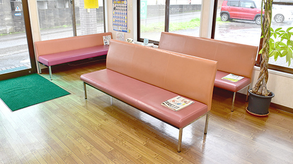 ブンゴヤ薬局　松岡店の待合スペース