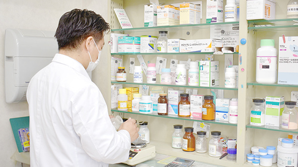 有限会社工藤調剤薬局坂ノ市店の作業風景