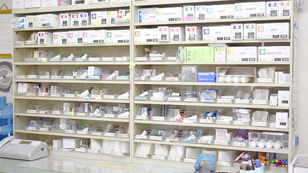 有限会社工藤調剤薬局坂ノ市店の薬棚